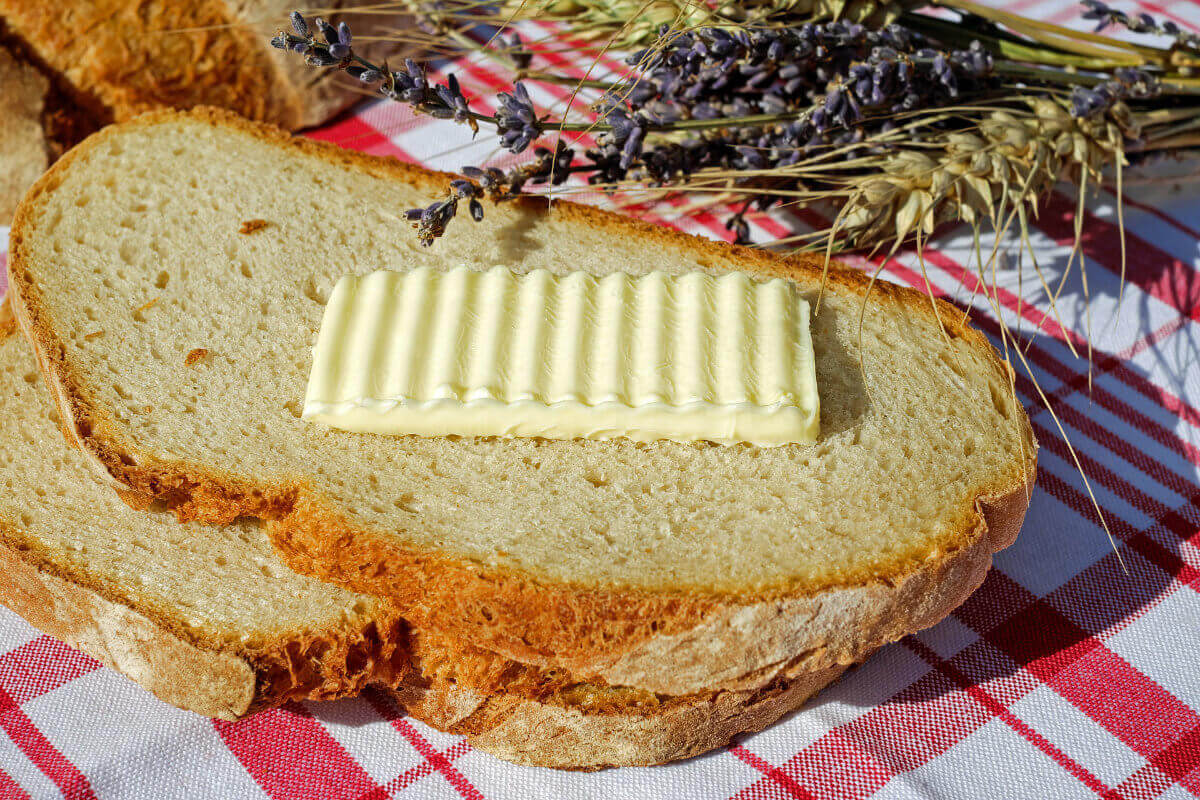 Lebensmittel mit Milch: Brot mit Butter